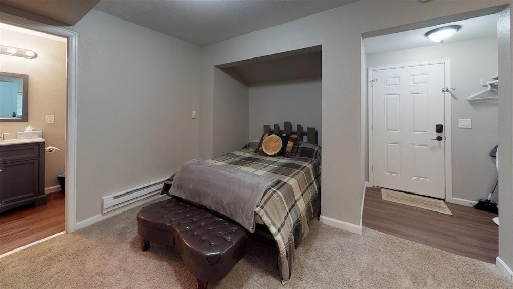 Hwy 24 Unit 2A Room