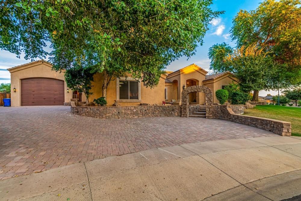 Luxury Home at Red Mountain! Heated Pool, Bocce Court, Firepits! Sleeps 10. Dog Friendly. by RedAwning Exterior