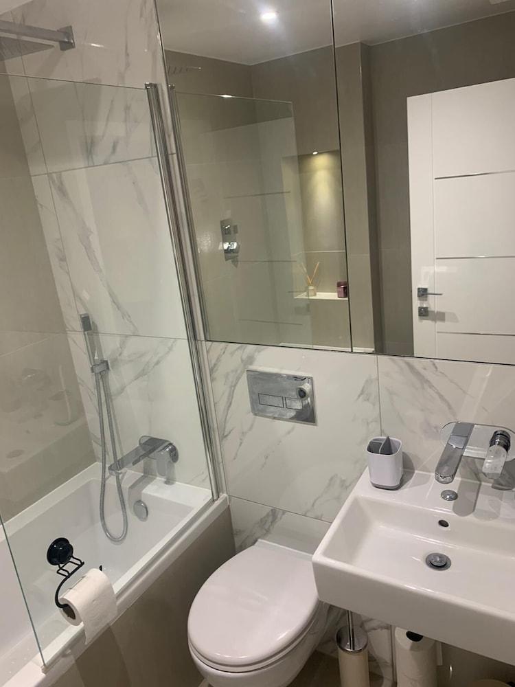 Unique 1 bedroom in Reading Bathroom