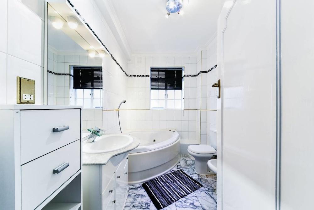 Cosy West End Flat min From Selfridges & Oxford st Bathroom
