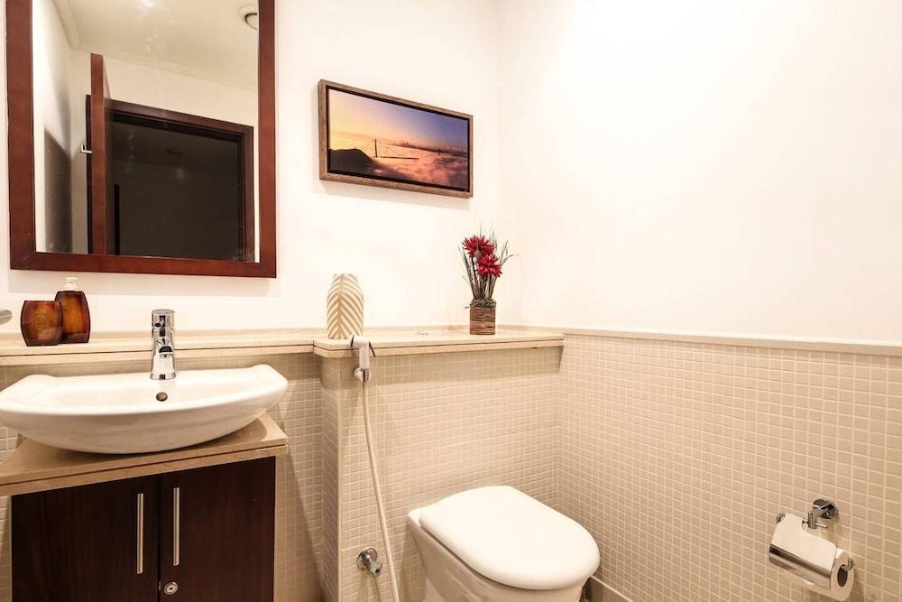 Remarkable & Gorgeous 1BR Loft in Jbr! Bathroom
