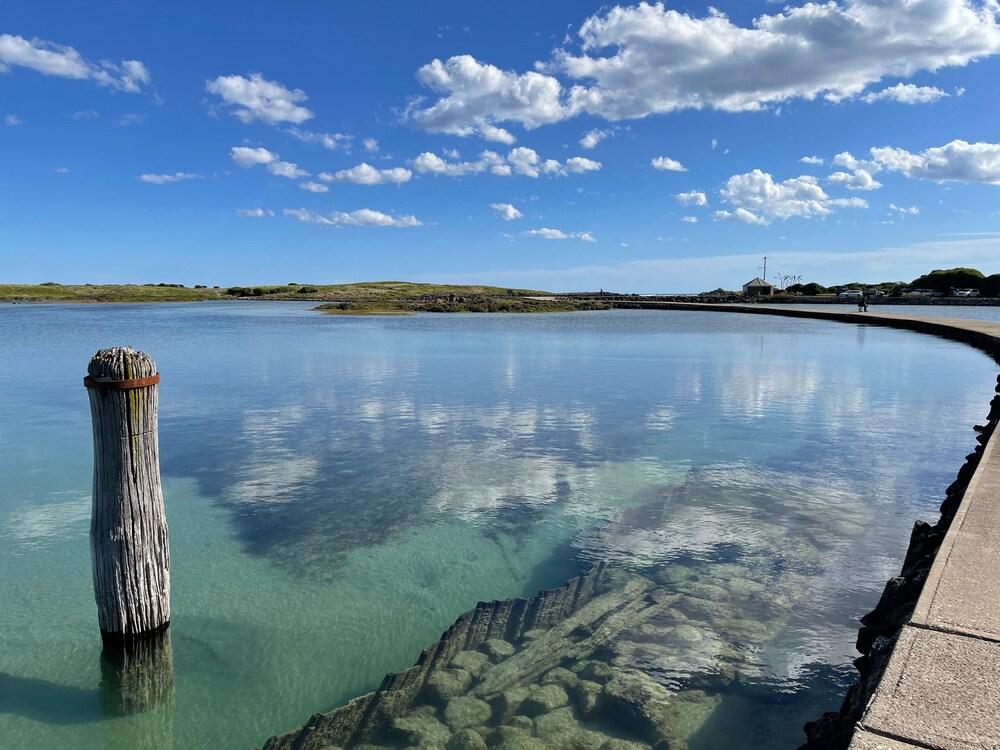 سايلز - إليجانت، سبيشوس بيتش فيلا الشاطئ