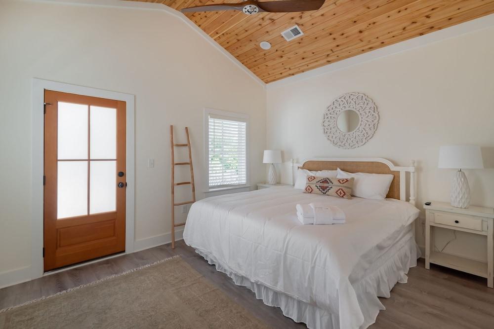 The Quarters on Spring Room