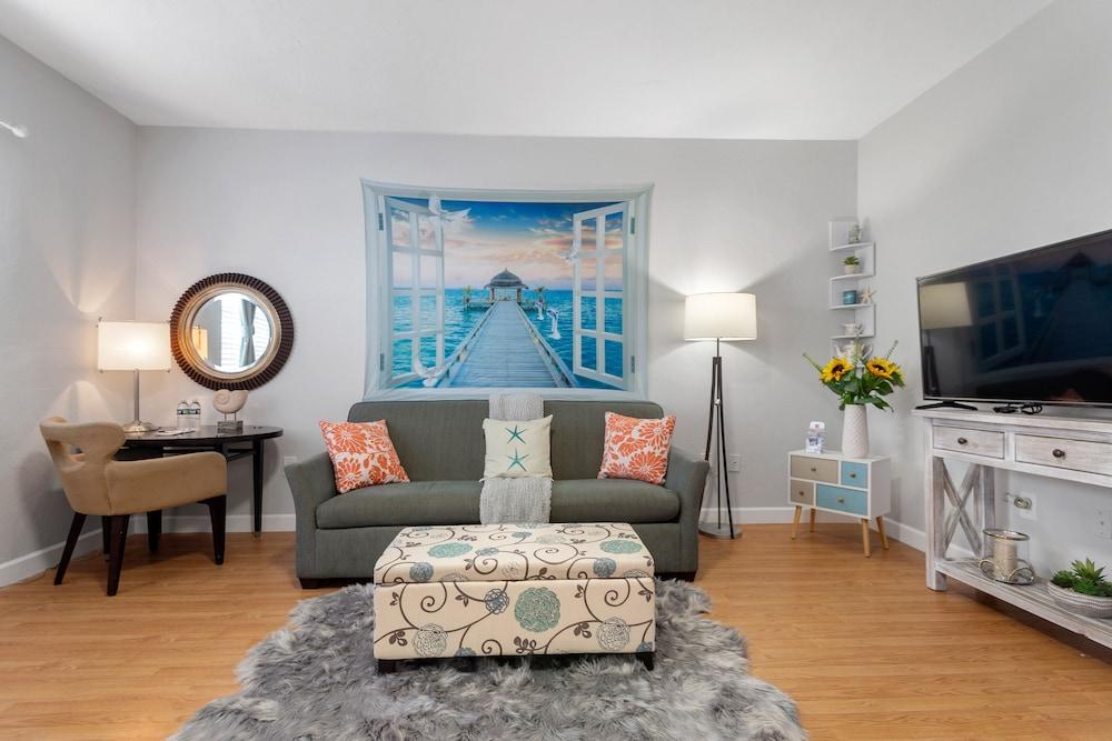 Deluxe Beach Apt Featured Image