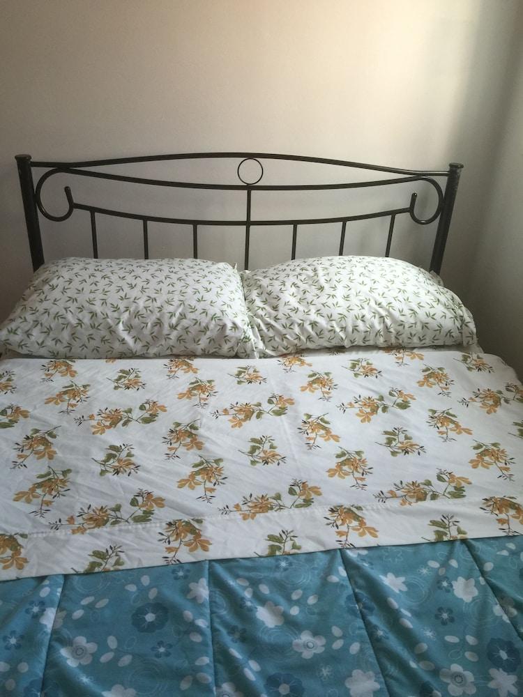 University Apartment - Campus Accommodation Room