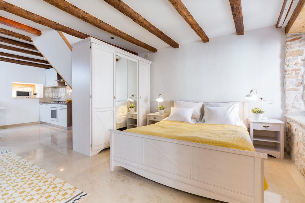 DeAmicis Studios by Irundo Room