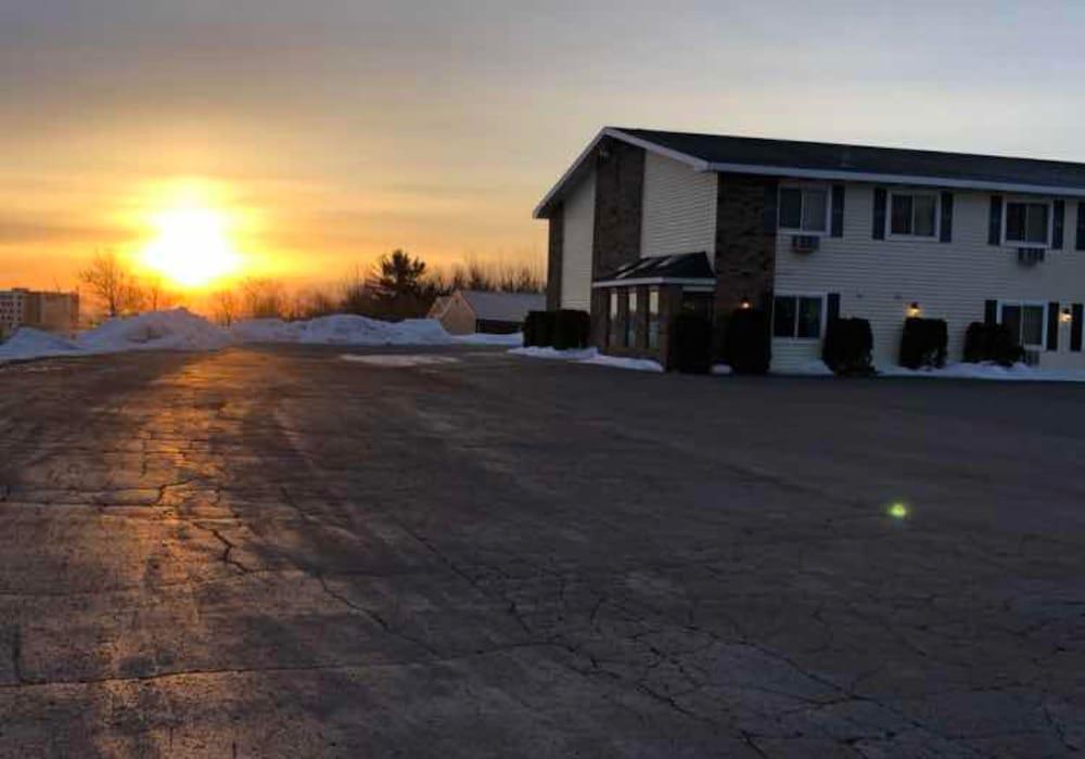 Value Host Motor Inn Exterior