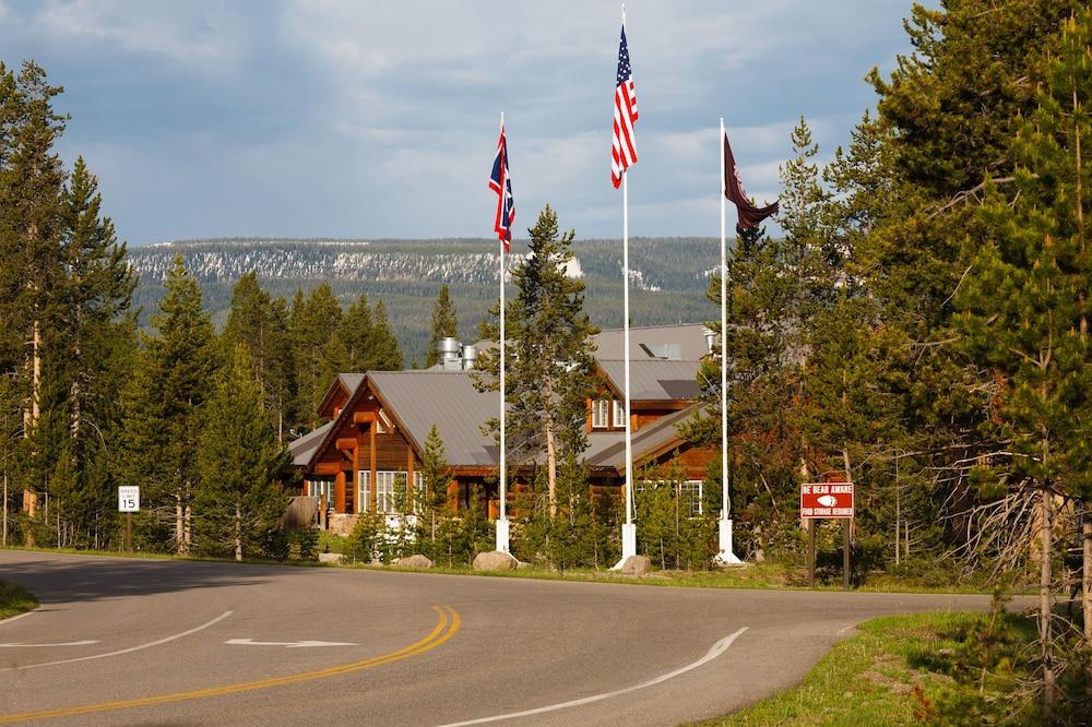 Headwaters Lodge & Cabins at Flagg Ranch Property Grounds