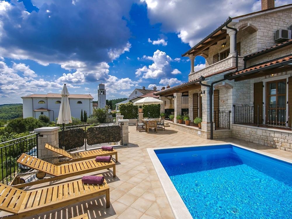 Detached Villa With Private Swimming Pool and Spectacular Views of Motovun Waterslide