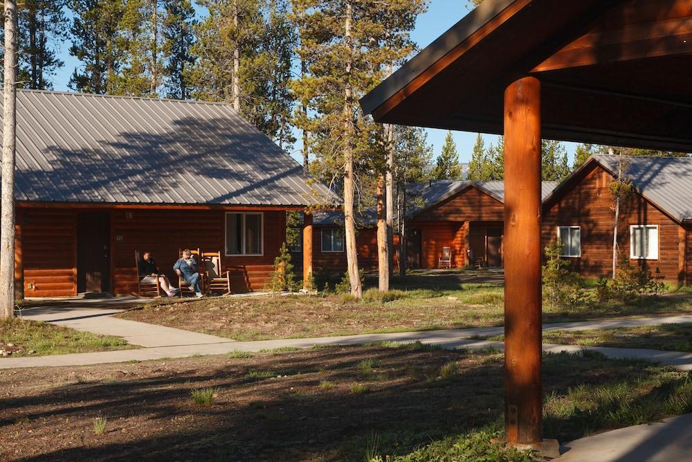 Headwaters Lodge & Cabins at Flagg Ranch Property Grounds