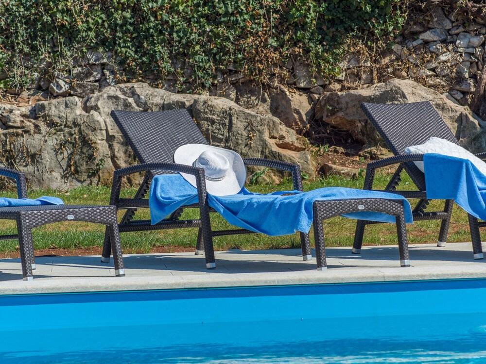 Beautiful Stone House With Large Garden and Private Pool Waterslide