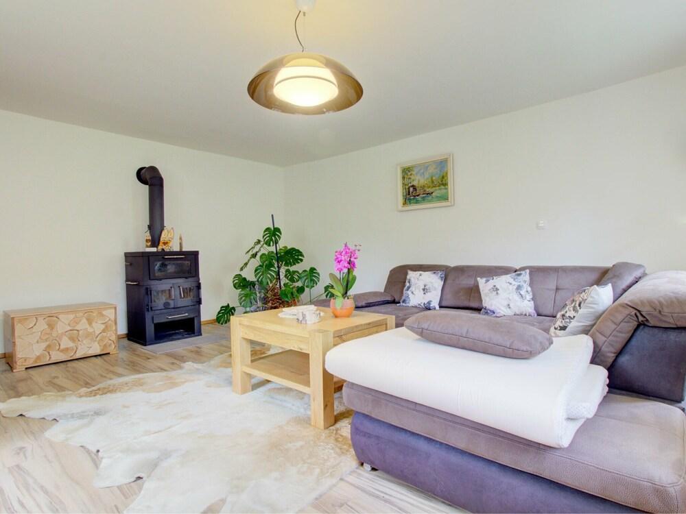 هوليداي هوم ويذ ويل كيبتي إنتريور، نير ذا ريفر مورا آند سبا ريزورت غرفة معيشة