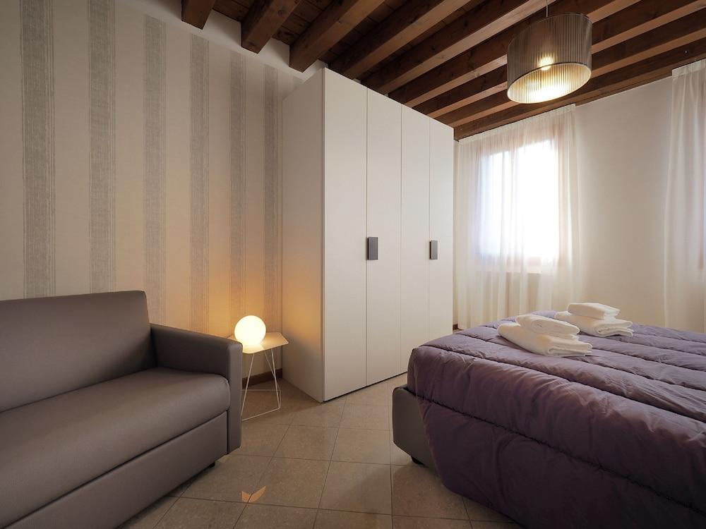 Venetian Style 2 Room