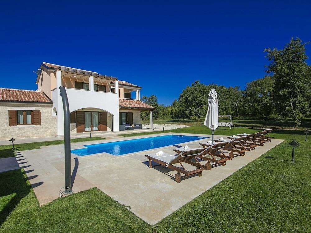 Comfortable Villa With Spacious Garden and Private Pool, Near Porec and the Beach