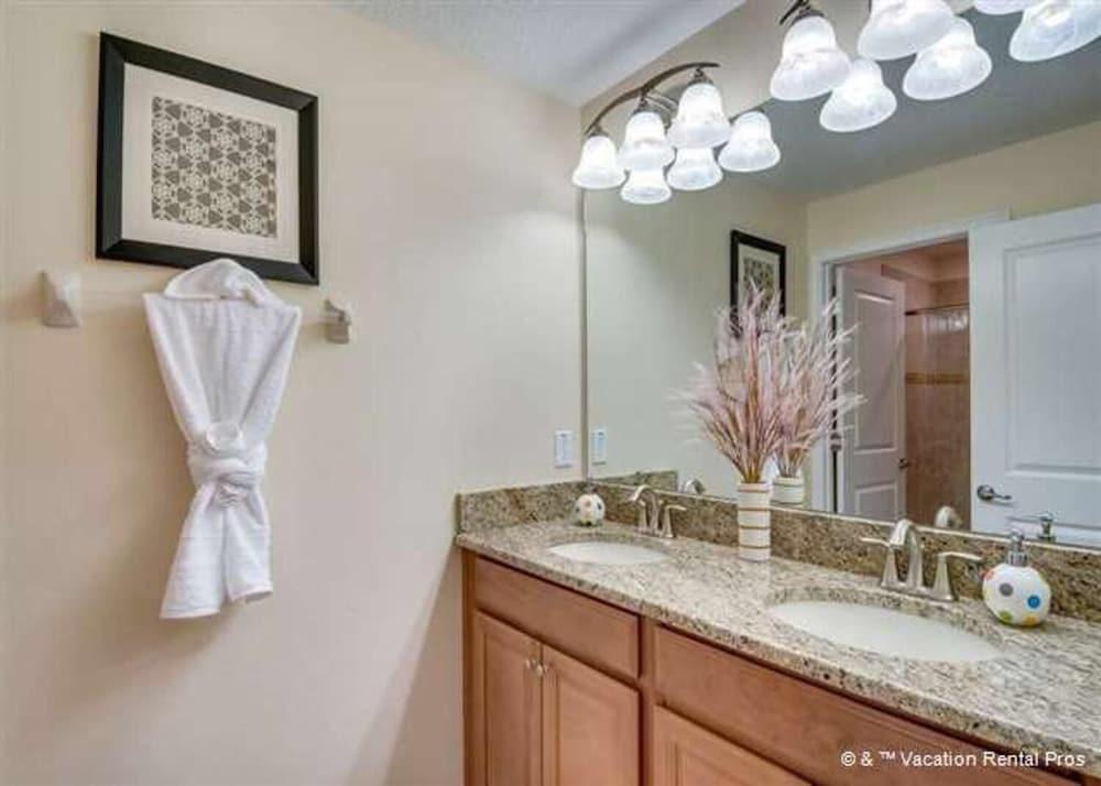 Storey Lake - 4902 Clock By Fairytale VR Room