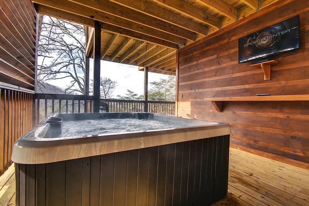 A River Runs Through It - 3 Bedrooms, 3 Baths, Sleeps 12 Cabin by RedAwning Outdoor Spa Tub
