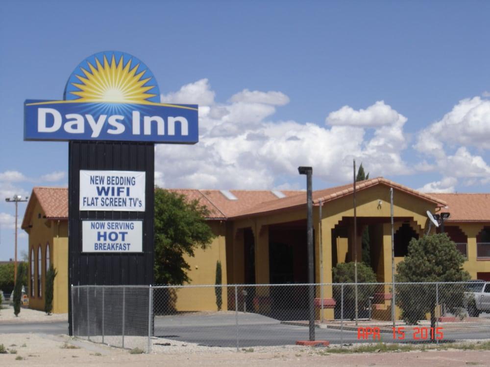 Days Inn by Wyndham Carlsbad Exterior