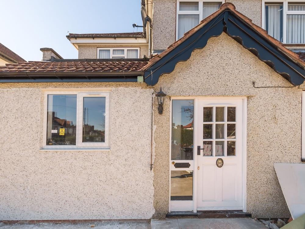 Simplistic Apartment in Croydon near Wandle Park Exterior
