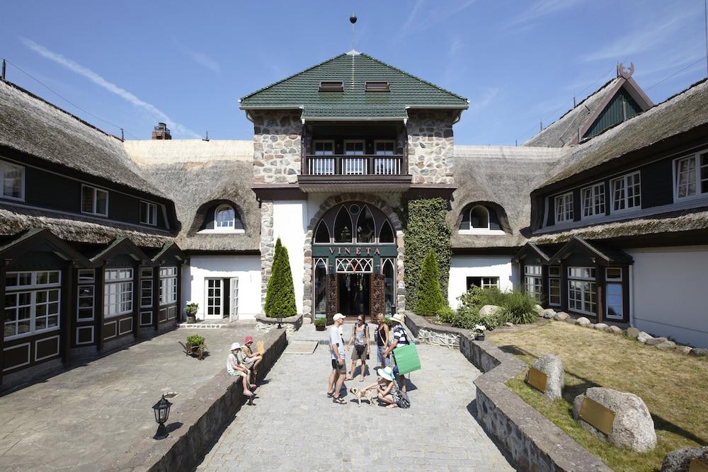 هوتل فورستهاوز داميرو