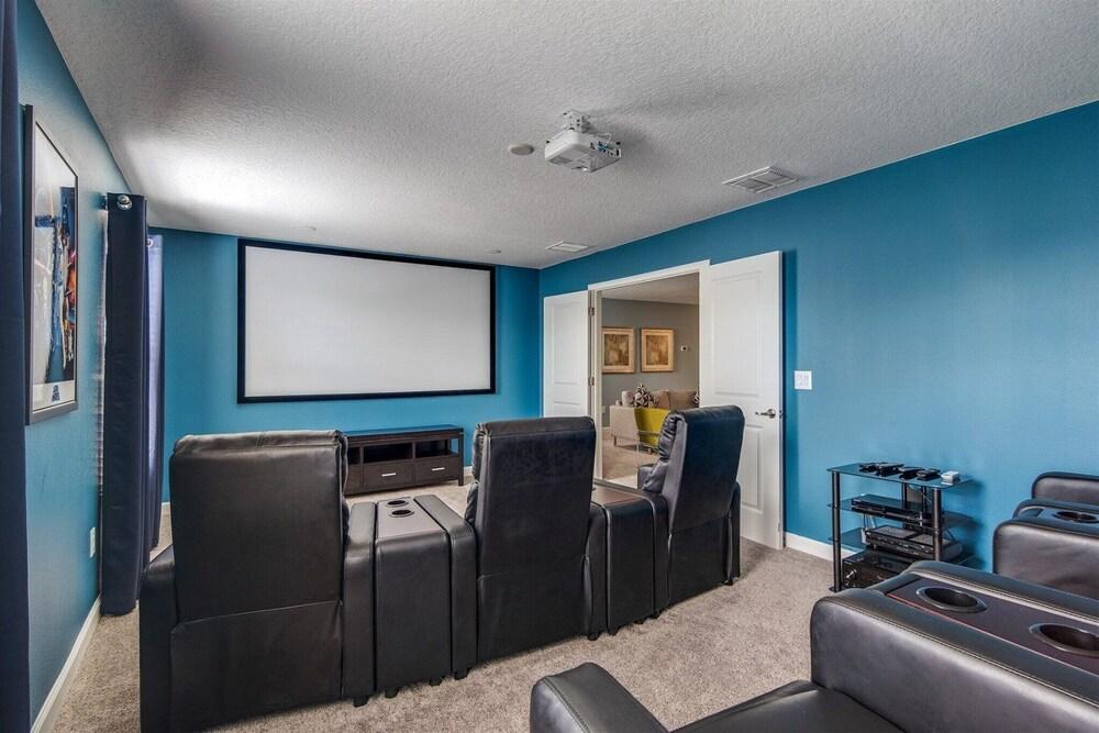 8 بد روم تشامبيونز جايت بول هوم ويذ ثييتر داخلي