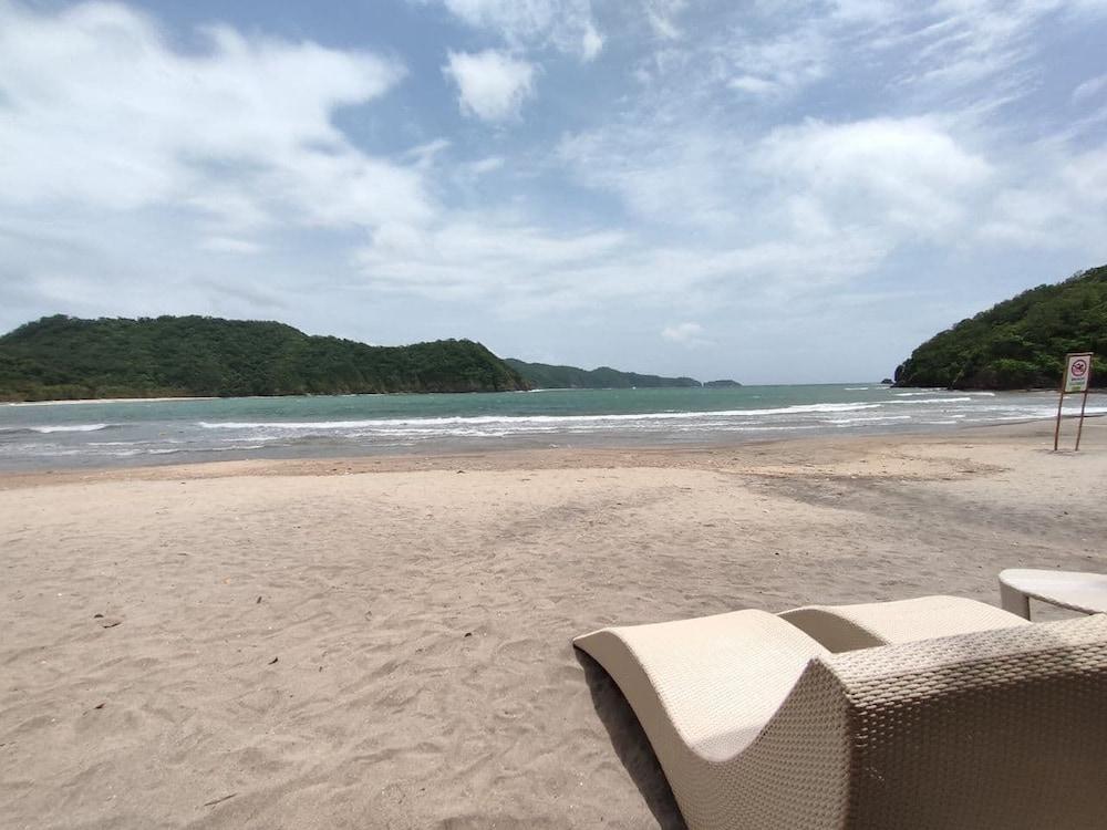 Dr Calayan's 2BR Condo at Pico De Loro Beach
