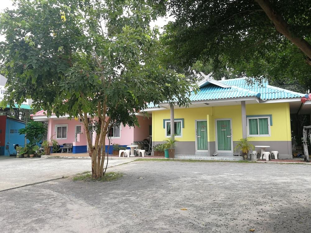 Baan Pak Parichat-Sarun Property Grounds