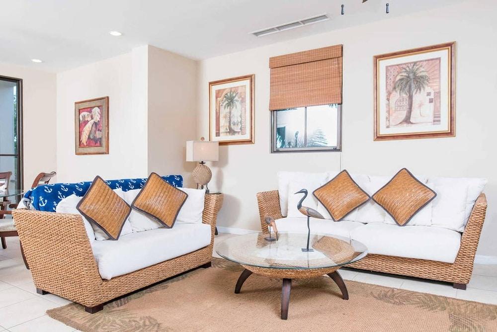 Dazzling end unit in Coco with extra windows and lots of light sleeps 8 Featured Image