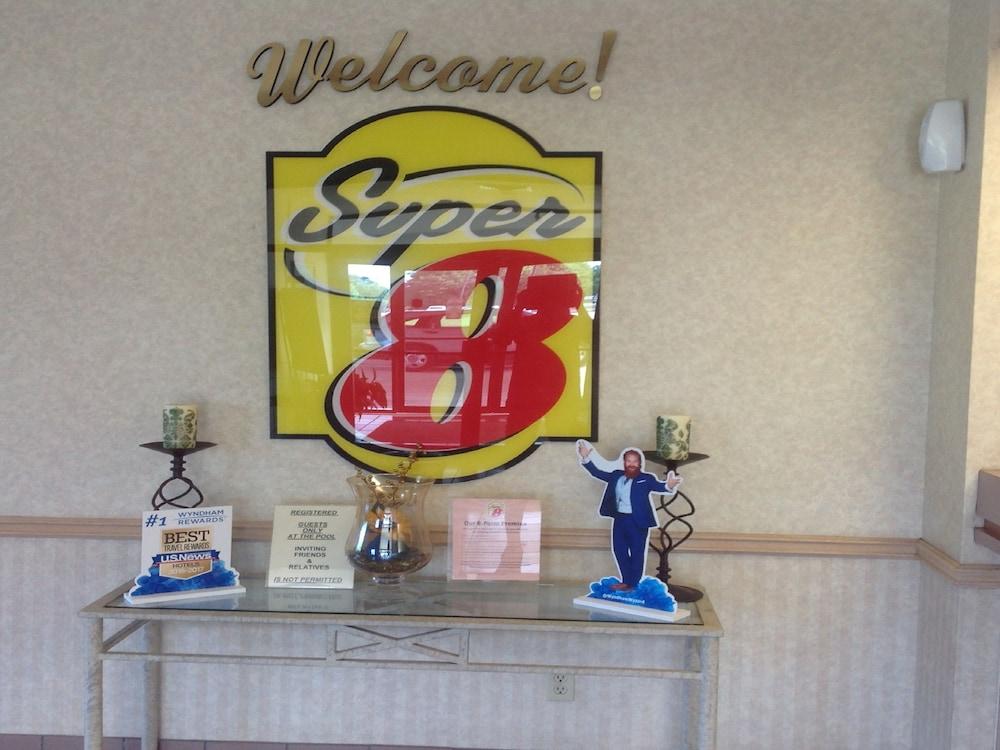 Super 8 by Wyndham Jasper TX Interior Detail