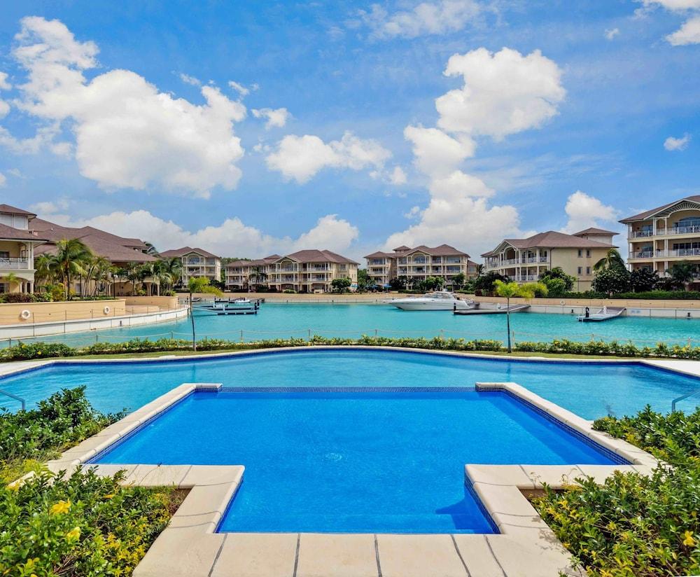 ذا لاندينجز ريزورت آند سبا حمام سباحة مكشوف