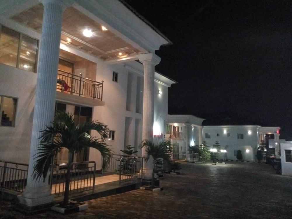 Cadestral Zone Hotel Exterior