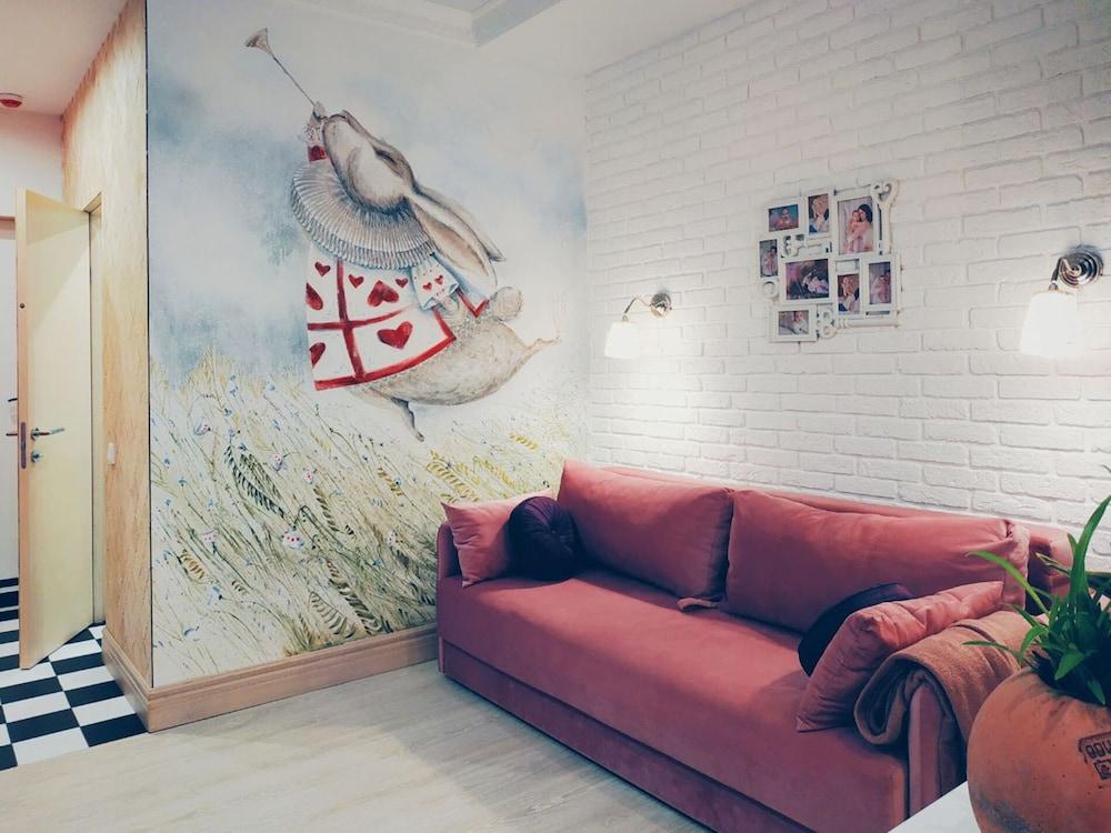 MalinaApt Alice in Wonderland Room