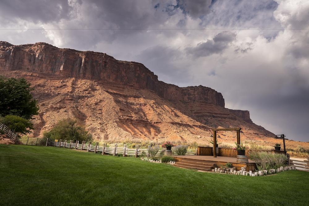 Red Cliffs Lodge Moab Exterior