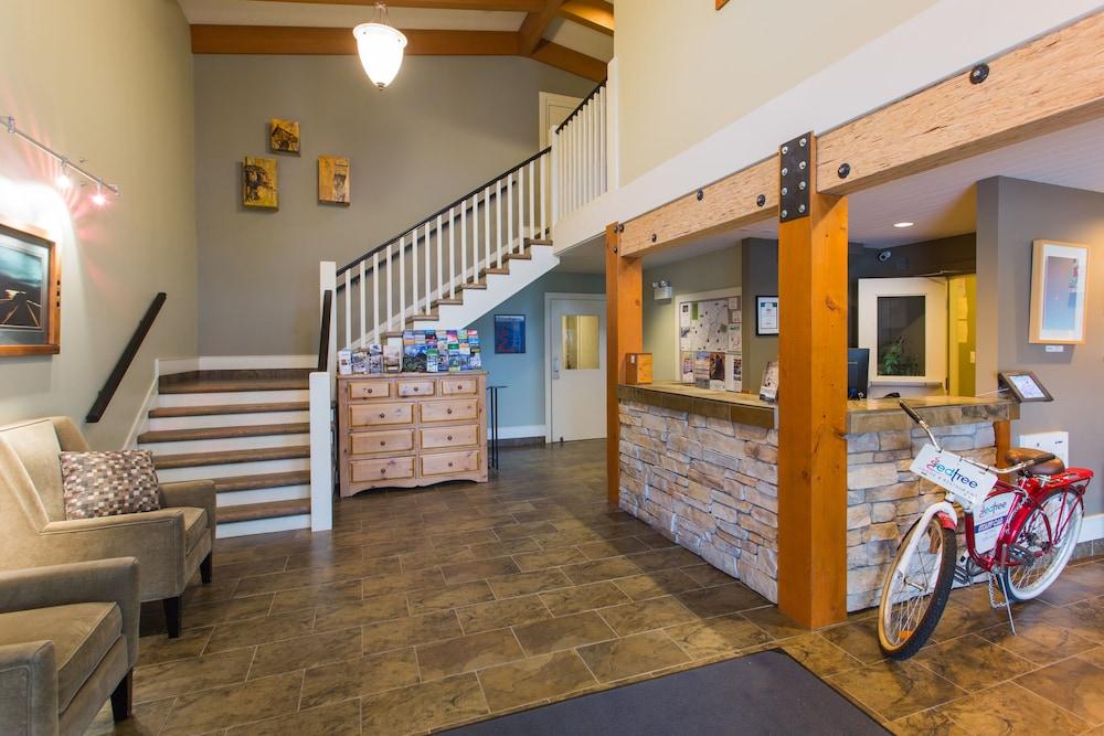 Red Tree Lodge Interior Entrance