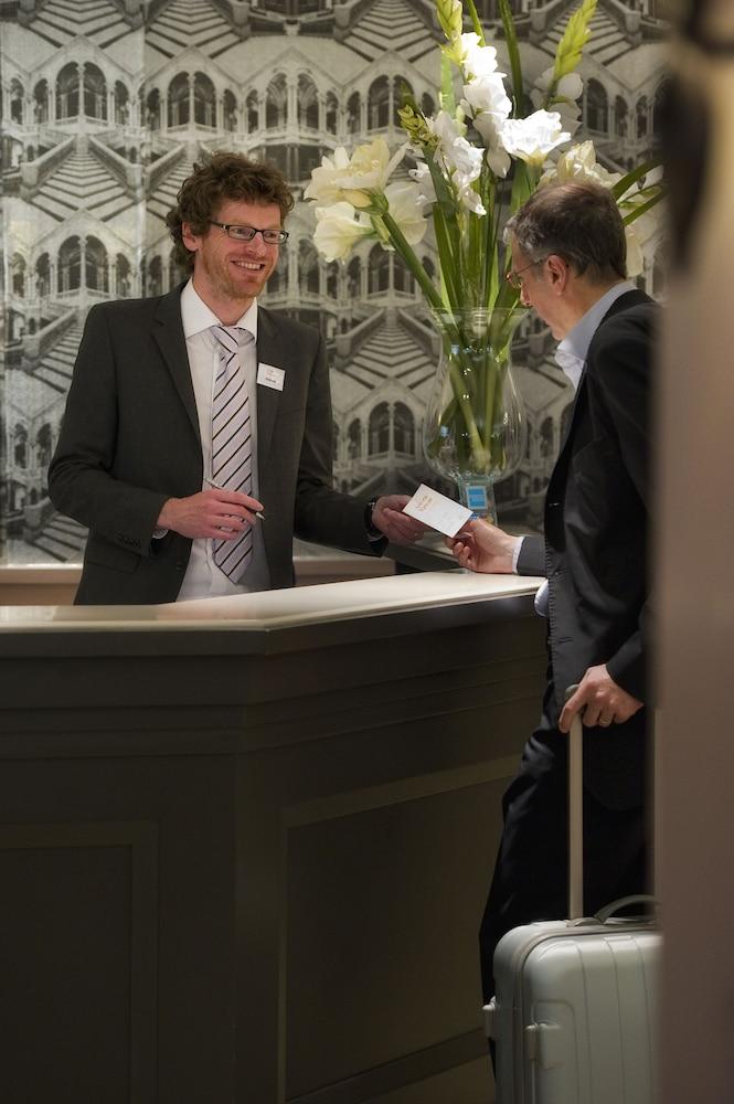 ذي أوريجينالز سيتي، هوتل أستوريا فاتيكان، لورد منطقة الاستقبال