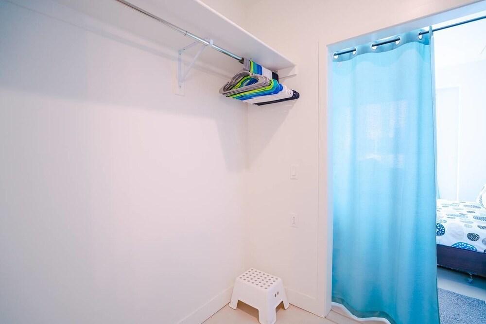 مينيماليست آند ألورينج كوندو، ووك تو مايل هاي غرفة