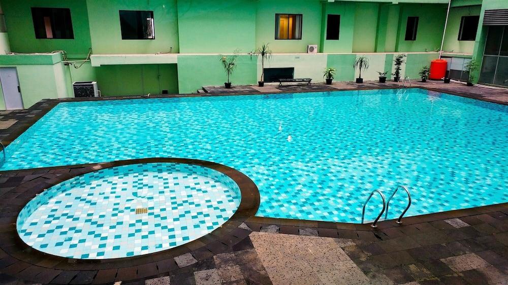 Beautiful and Comfy 2BR Menteng Square Apartment Waterslide