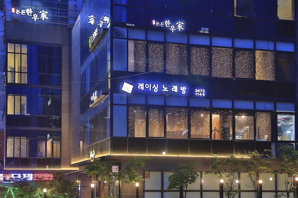 IMT Hotel Exterior