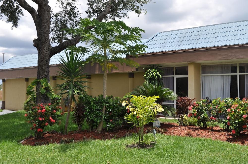 Ramada by Wyndham Cocoa BBQ/Picnic Area