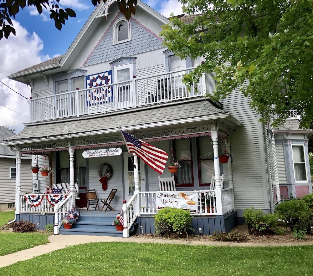 تايلور مايد بد آند بريكفاست