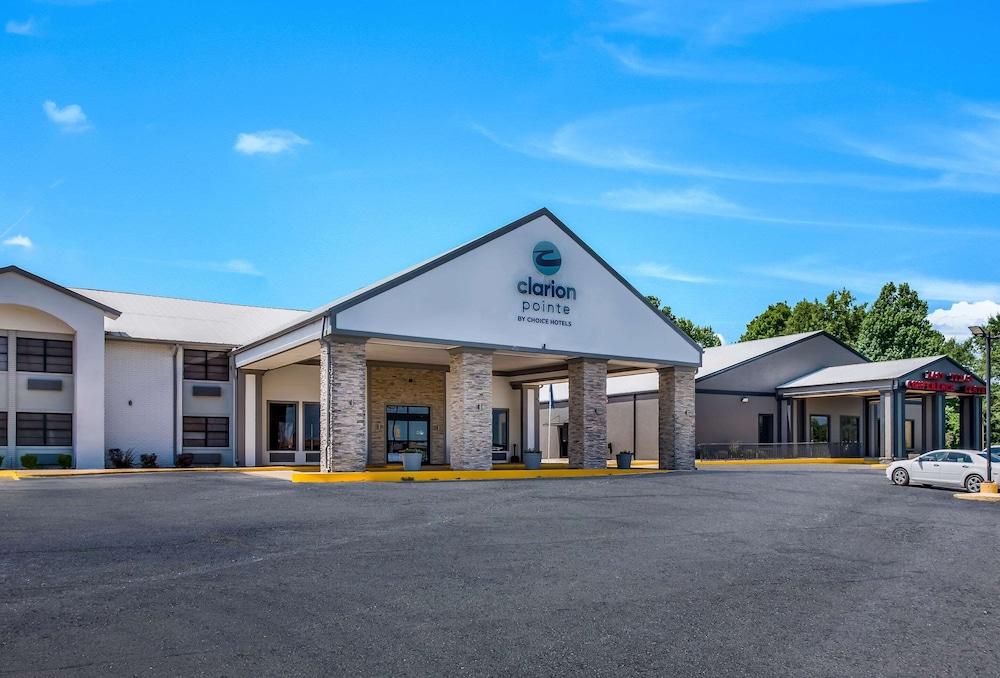 Clarion Pointe Marshall Exterior