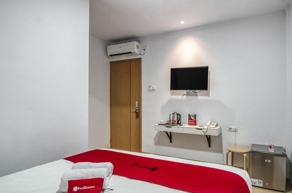 RedDoorz Plus @ Cideng Timur Room