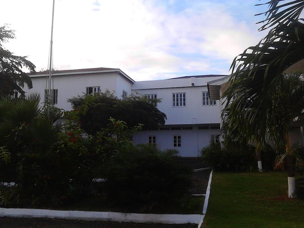 Cul-De-Sac Crib Exterior