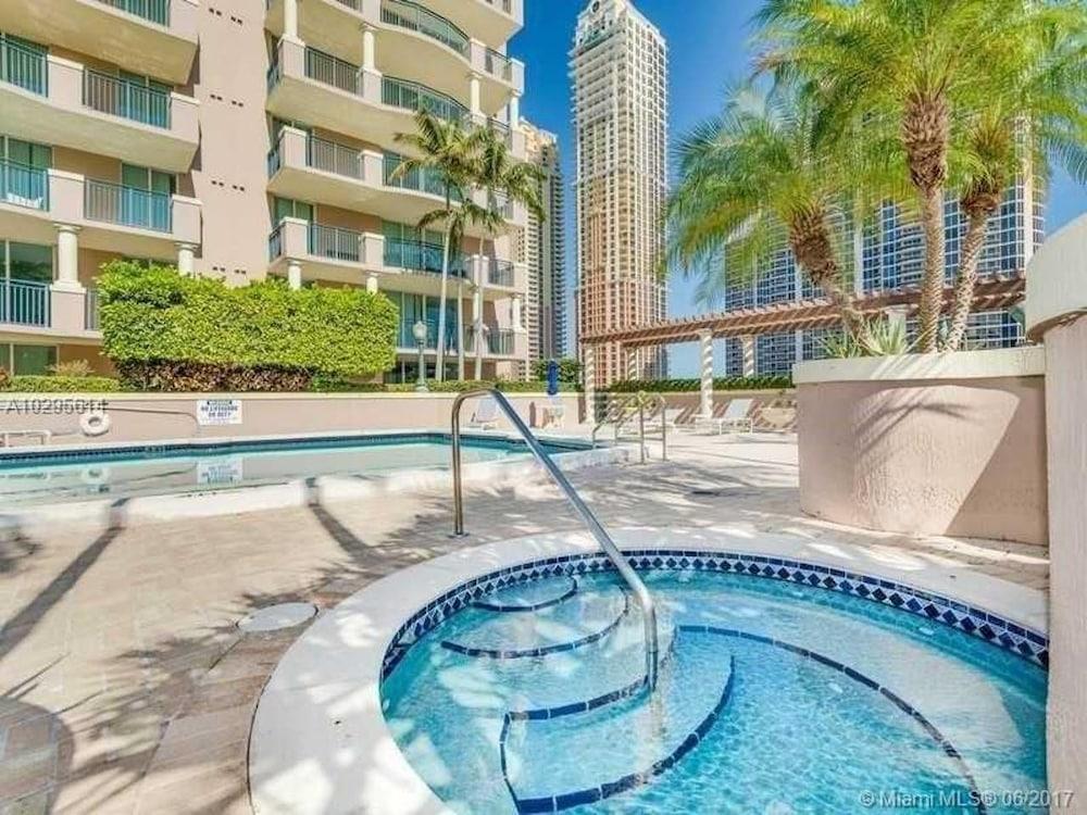 Beautiful Asian Retreat 2bd/2bth Apt. min to Beach Waterslide