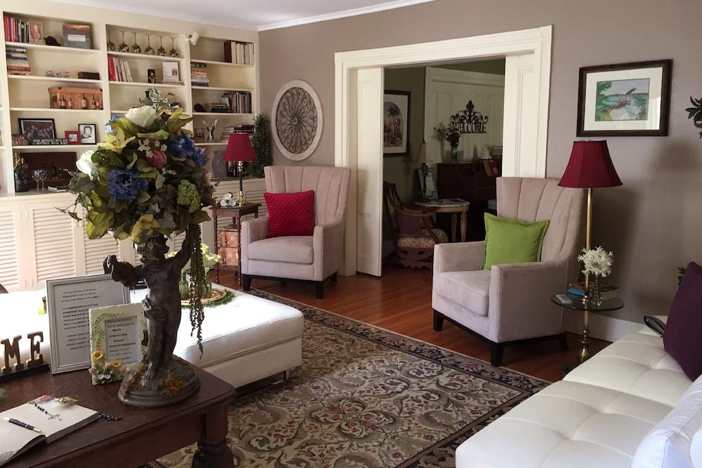 18 فين إن آند كاريدج هاوس داخلي