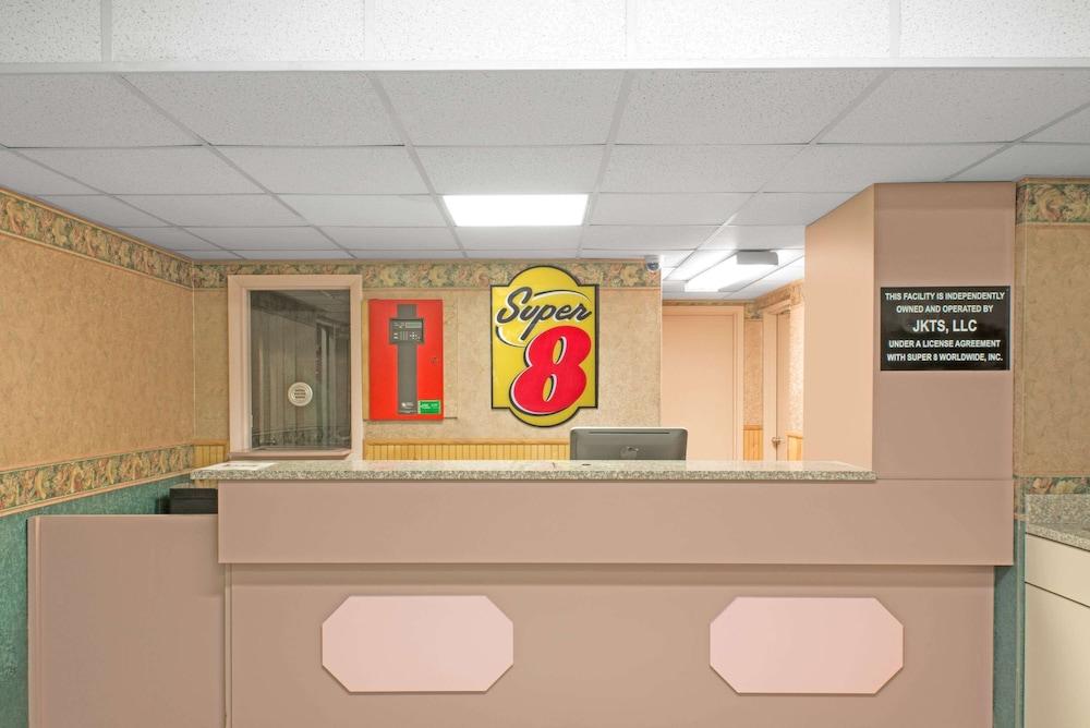 Super 8 by Wyndham Wapakoneta Lobby
