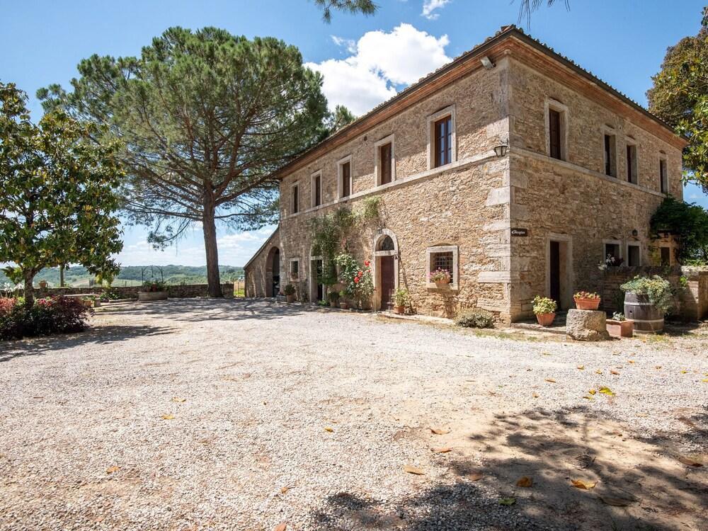 Alluring Apartment in Rapolano Terme With Swimming Pool Exterior