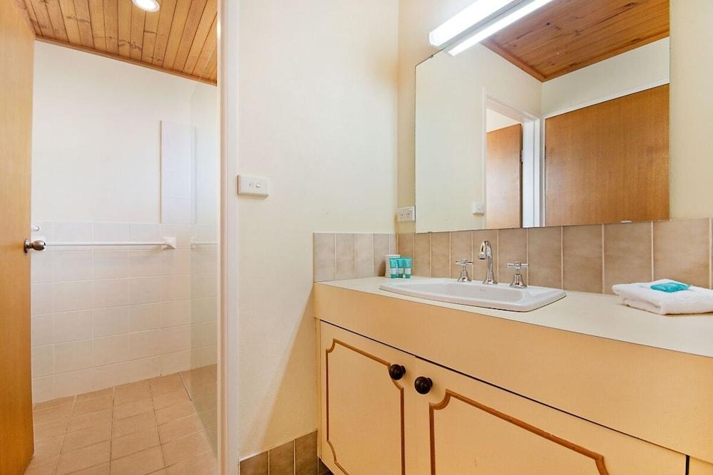 Elsewhere 3 Bathroom