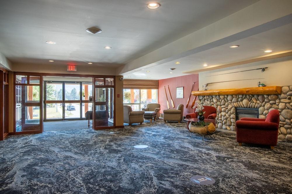 Lobstick Lodge Lobby Sitting Area
