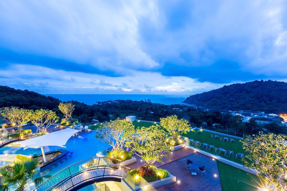 Crest Resort & Pool Villas Exterior