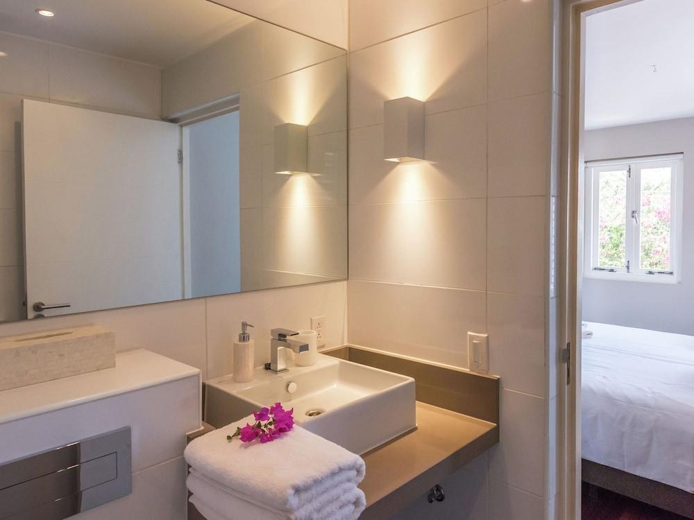 Beautiful Villa With Private Pool Within Walking Distance of Jan Thiel Beach on Curacao Bathroom